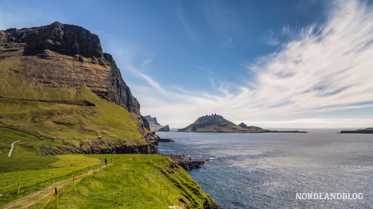 Der markierte Weg auf den Klippen bei Gásadalur während unseres Roadtrips mit dem Wohnmobil auf den Färöer Inseln