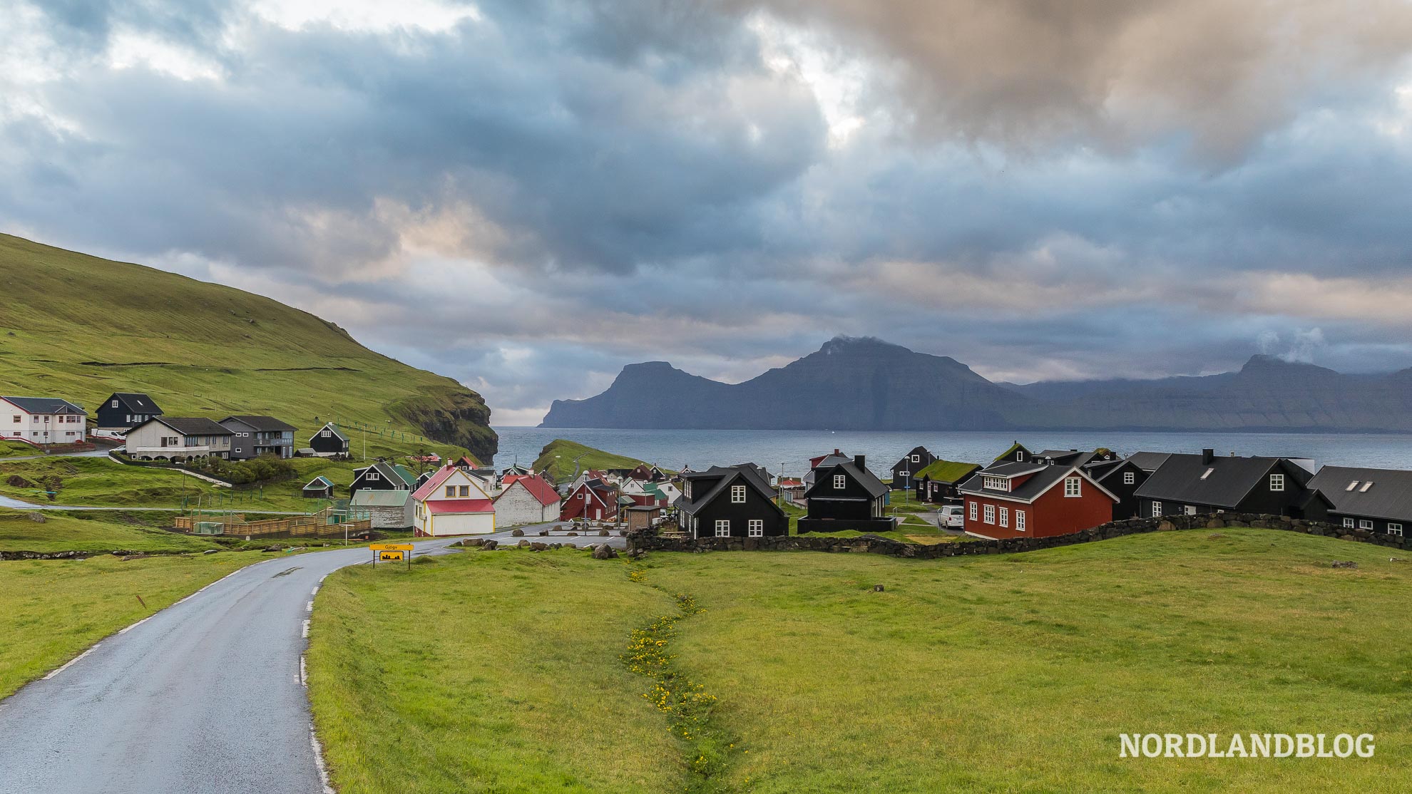 Ortseingang vom Dorf Gjógv auf den Färöer Inseln (Nordlandblog)