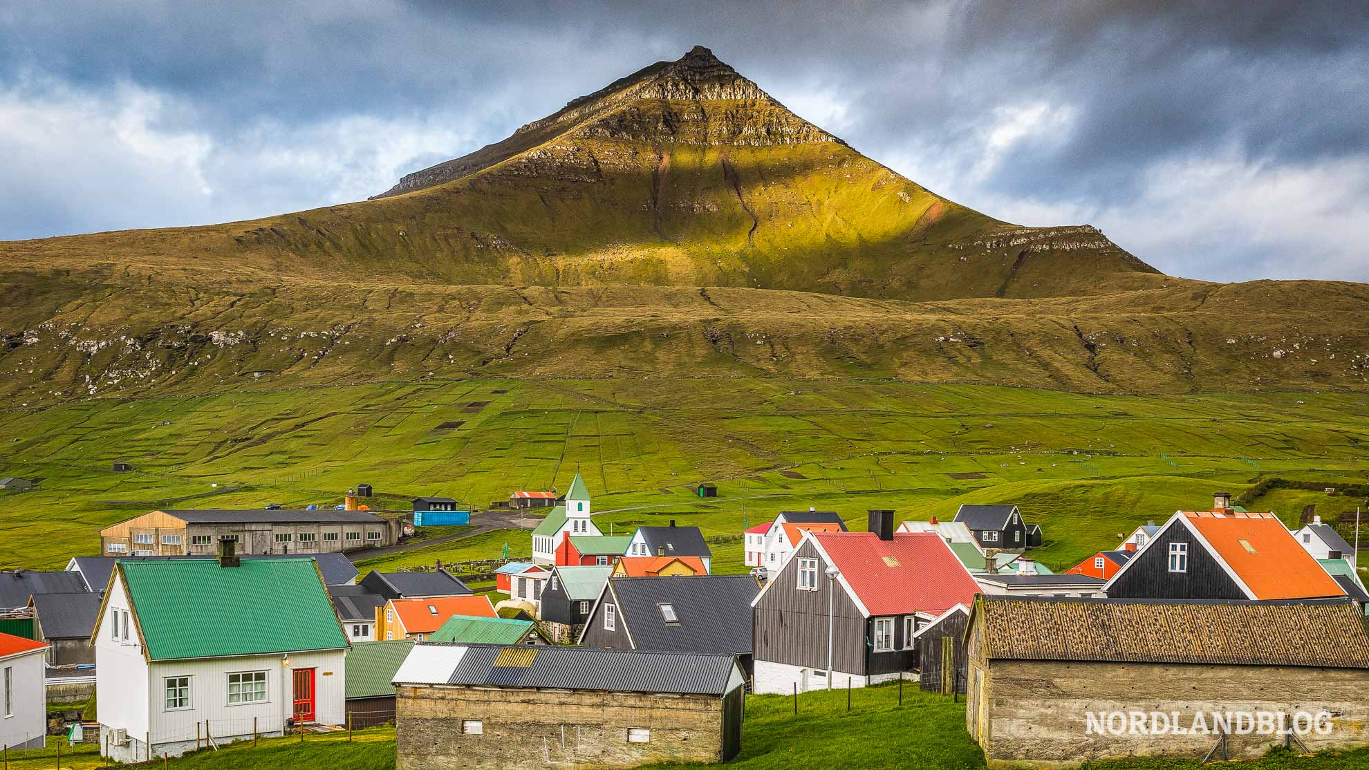 Highlight unserer Reise mit dem Wohnmobil auf den Färöer Inseln - Sommermorgen im Fischerdorf Gjógv