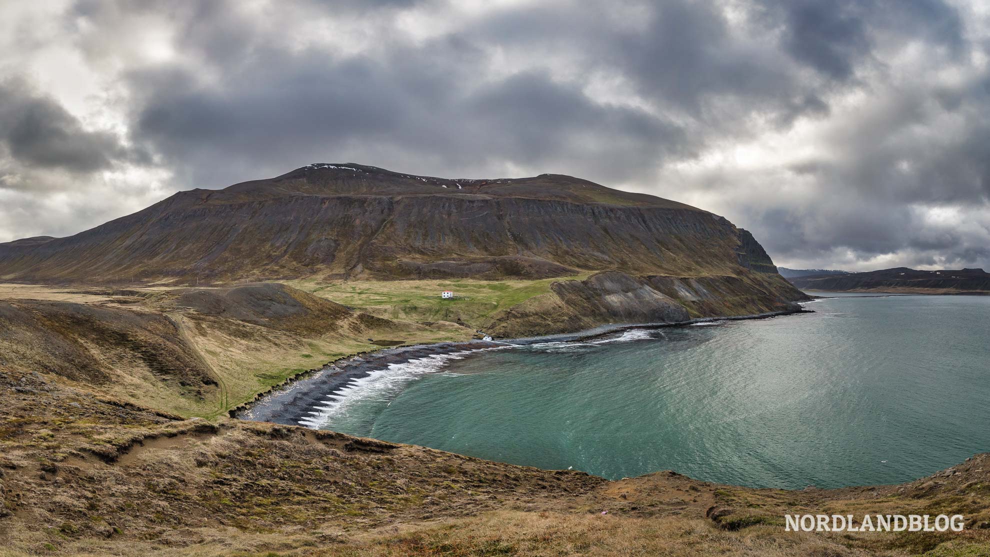 Strand am Kap und Felsentor Raudanes im Nordosten von Island (Nordlandblog)