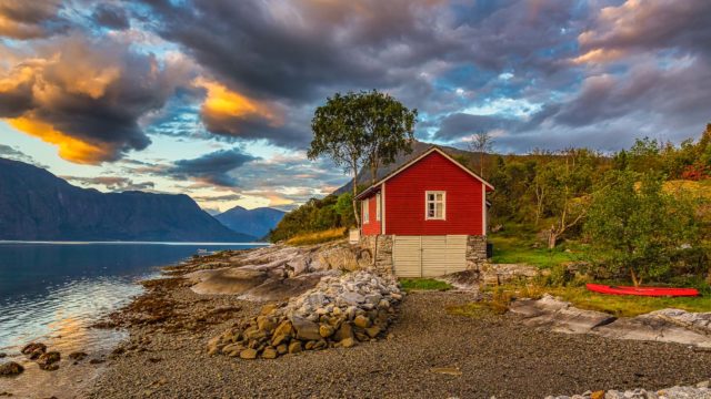 Titelbild 2020 Norwegen Fotogalerie Ferienhaus am Ufer vom Sognefjord