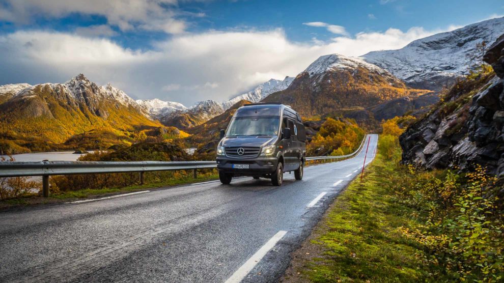 Titelbild Kastenwagen Packliste Cockpit Führerhaus Straße auf den Vesteralen im Herbst (Nordlandblog)