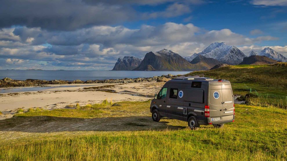 Titelbild Kastenwagen Packliste Heckgarage Wohnmobil am Strand auf den Lofoten in Norwegen (Nordlandblog)