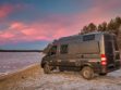 Titelbild Kastenwagen am Strand in Finnland Packliste Bad und Reinigung im Wohnmobil (Nordlandblog)