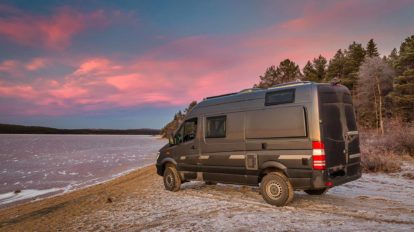 Titelbild Kastenwagen am Strand in Finnland Packliste Bad und Reinigung im Wohnmobil (Nordlandblog)