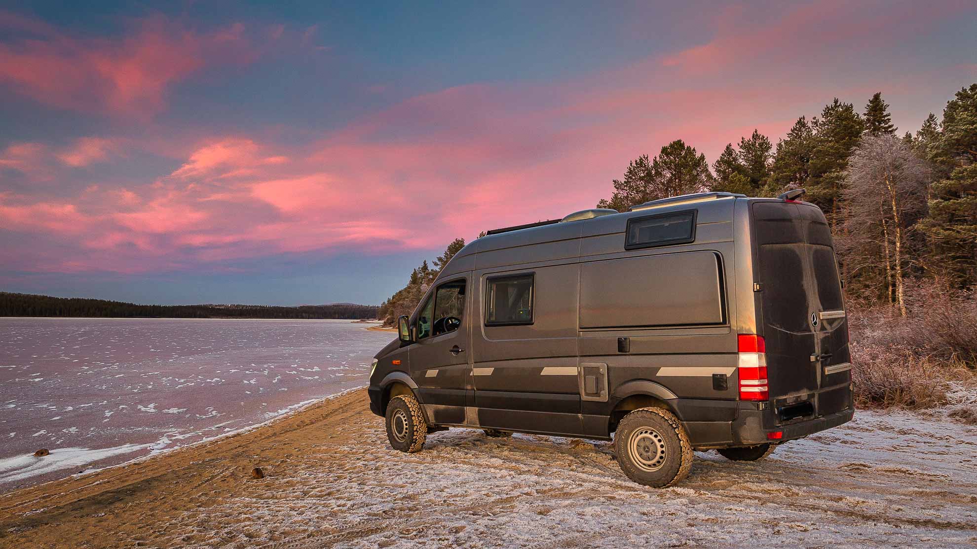 https://www.nordlandblog.de/wp-content/uploads/2020/05/Titelbild-Kastenwagen-am-Strand-in-Finnland-Packliste-Bad-und-Reinigung-im-Wohnmobil-Nordlandblog.jpg