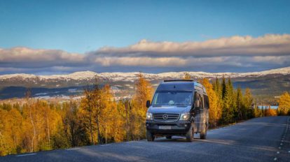 Titelbild Kastenwagen auf der Strasse Anreise nach Schweden (Nordlandblog)