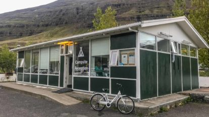 Titelbild Rezeption auf dem Campingplatz im Fährhafen Seyðisfjörður (Island) Nordlandblog