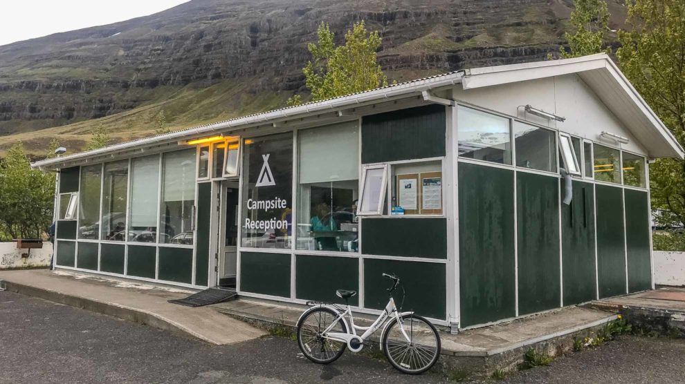Titelbild Rezeption auf dem Campingplatz im Fährhafen Seyðisfjörður (Island) Nordlandblog