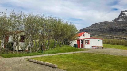 Titelbild Wohnhaus Rezeption auf dem Stellplatz Campingplatz Fossardalur Ostfjorde (Island) Nordlandblog