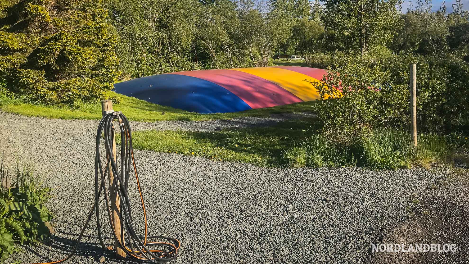 Trampolin auf dem Campingplatz Varmahlíð an der Ringstraße 1 (Island) Nordlandblog