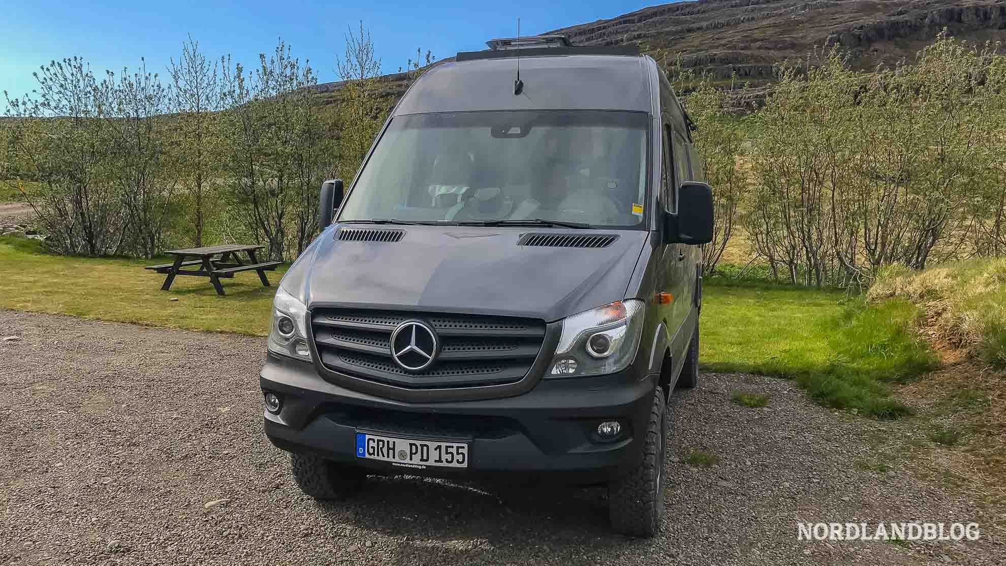 Unser Kastenwagen Mercedes Sprinter auf dem Stellplatz Campingplatz Fossardalur Ostfjorde (Island) Nordlandblog