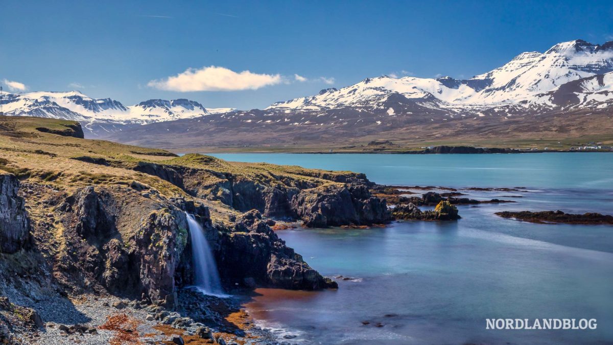 Wasserfall am Meer in Borgarfjörður Island (Nordlandblog)