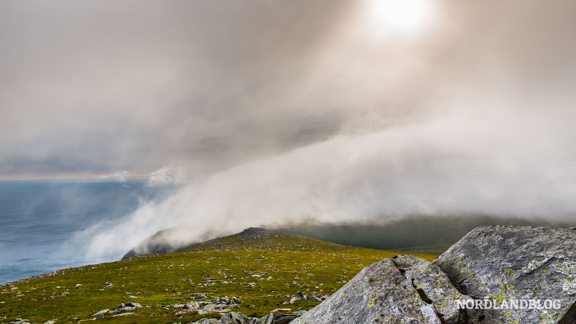 Der Nebel wird dichter auf der Wanderung in Bremanger zum Veten Norwegen (Nordlandblog)