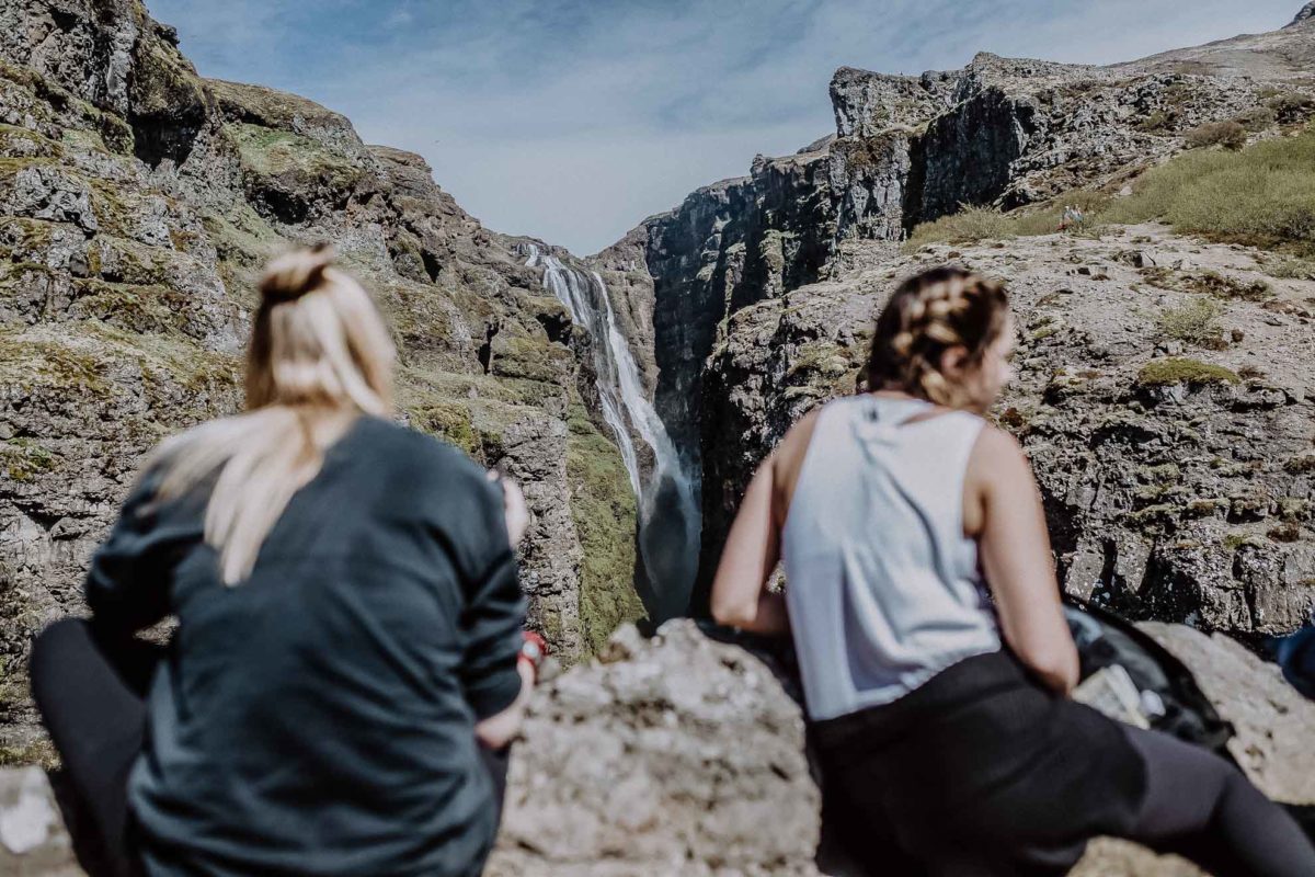 Mit vier Touristen aus Kalifornien geht es auf Wanderung. 