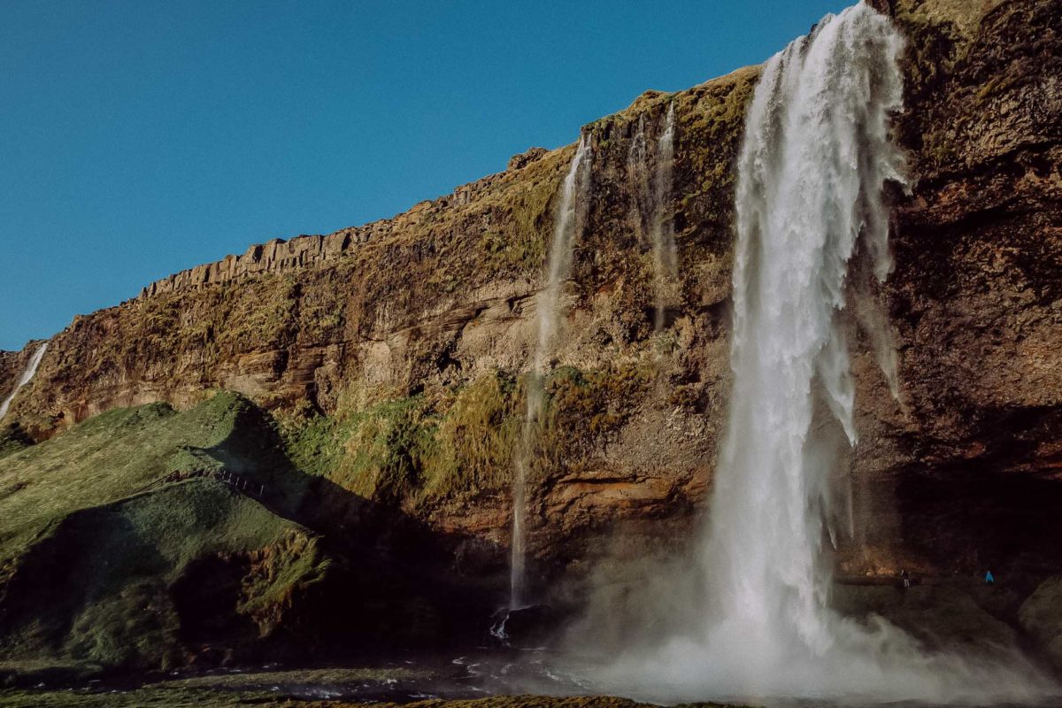 Ein absolutes Highlight ist der Seljalandsfoss, der so ziemlich jeden Besucher in seinen Bann zieht.