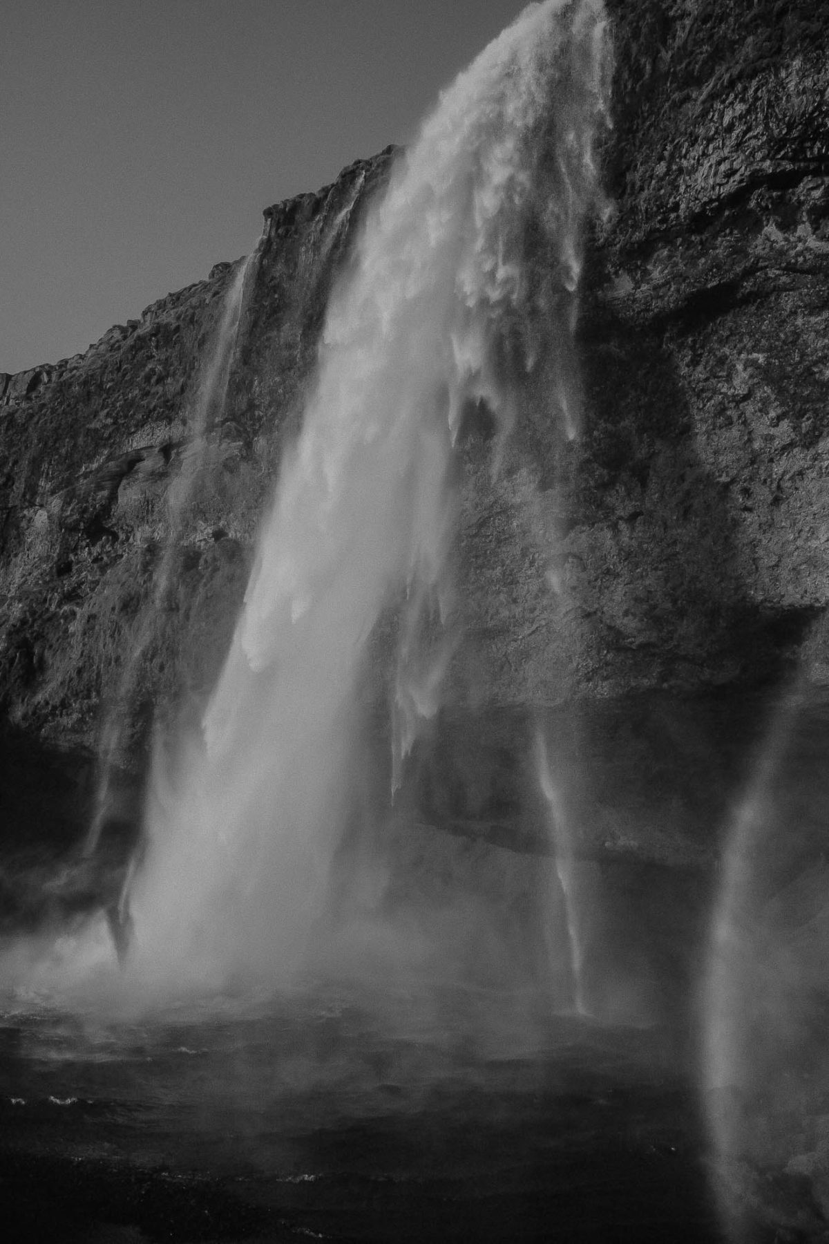 Eine Schwarz-Weiß-Aufnahme vom Seljalandsfoss.