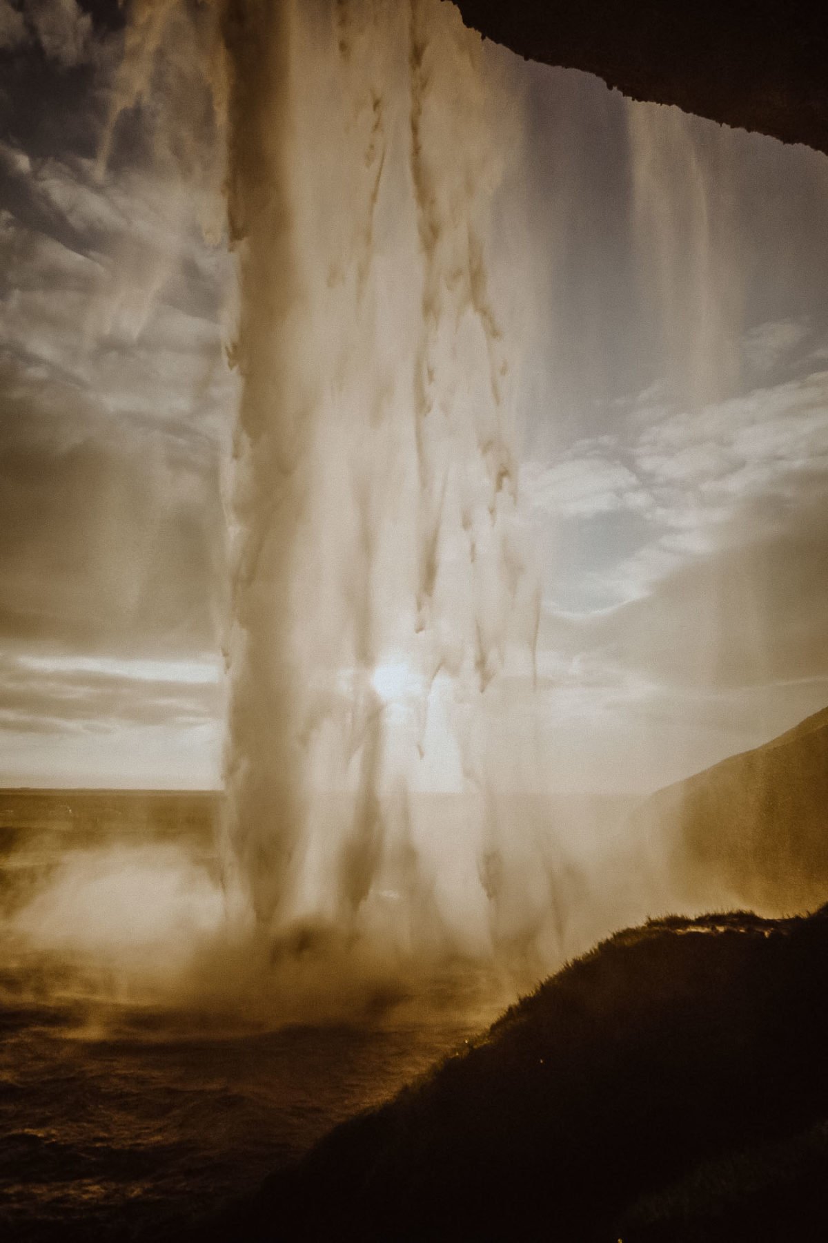 Hinter dem Seljalandsfoss in die Ferne fotografiert.