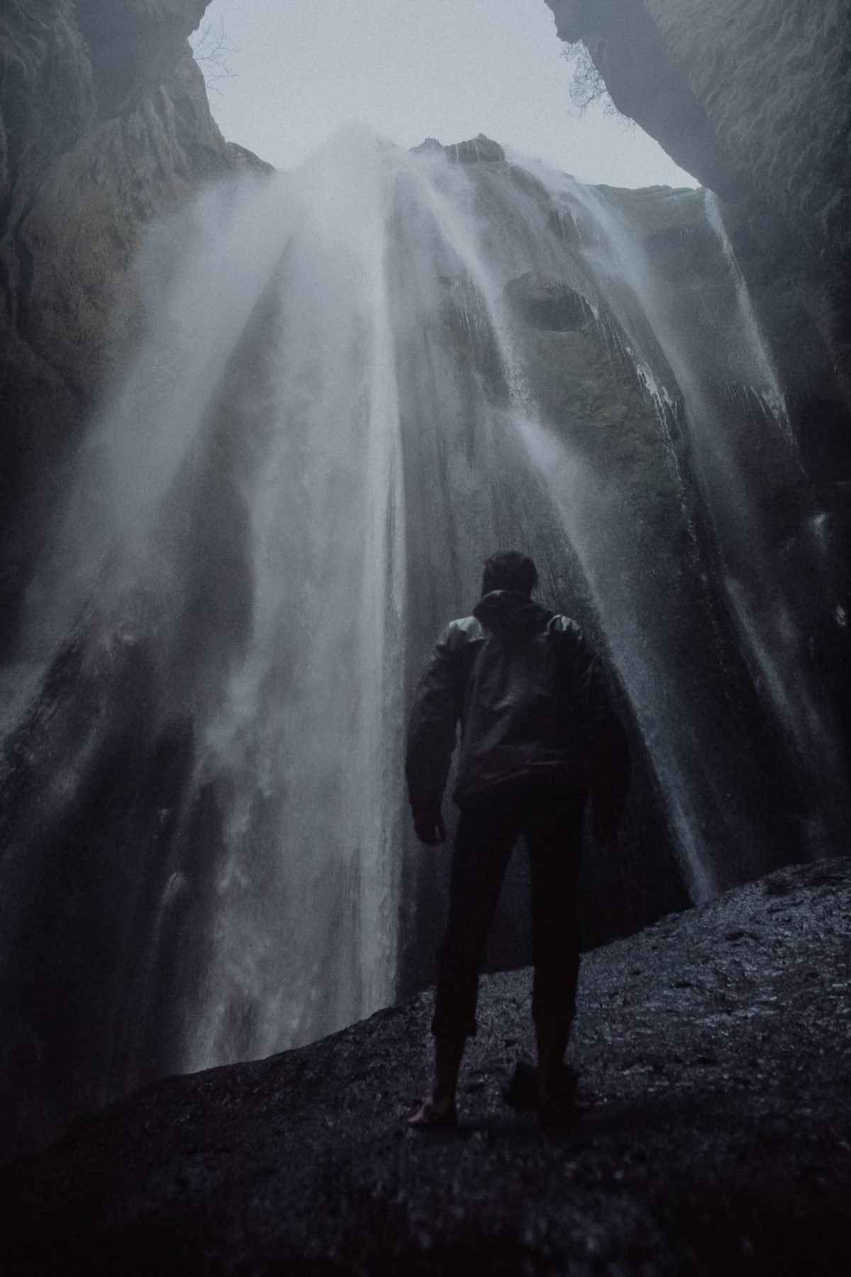 Der Gljúfrabúi Wasserfall ist ein weiteres Highlight ganz in der Nähe des Seljalandsfoss.