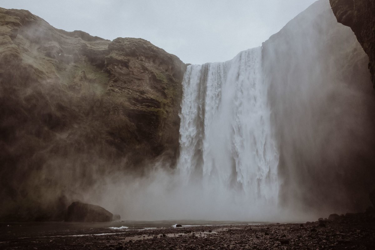 Auf meiner Mietwagen Rundreise rund um Island beeindruckt der Skógafoss Wasserfall durch gewaltige Wassermassen.