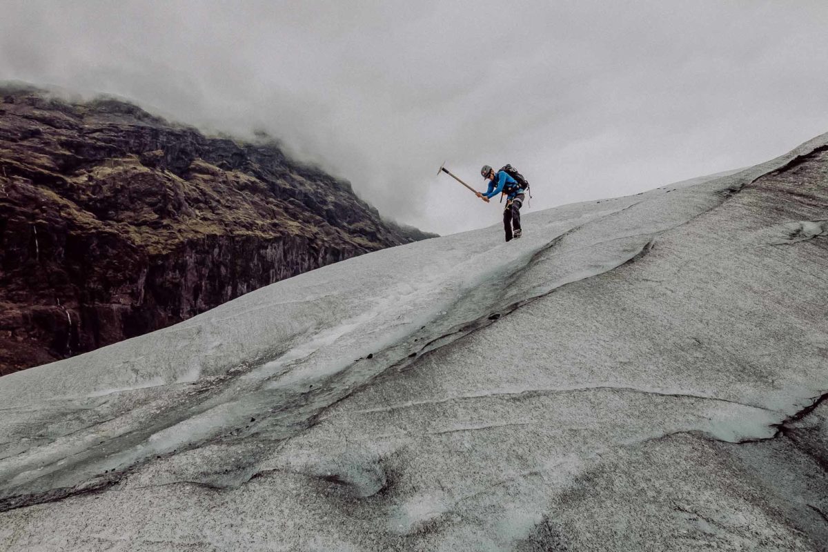 Auf dem Gletscher sollte man sehr vorsichtig sein und die passende Ausrüstung darf nicht fehlen. 