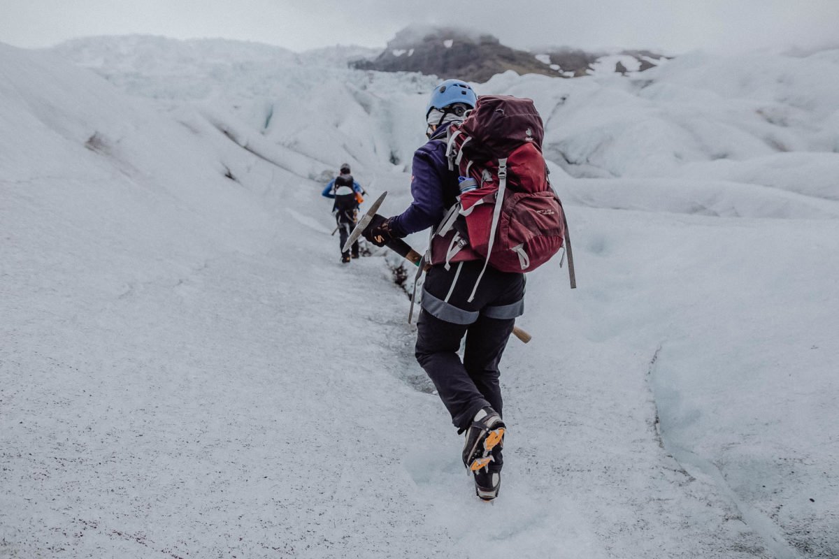 Meine Freundin ist für diese Wanderung bestens gerüstet.