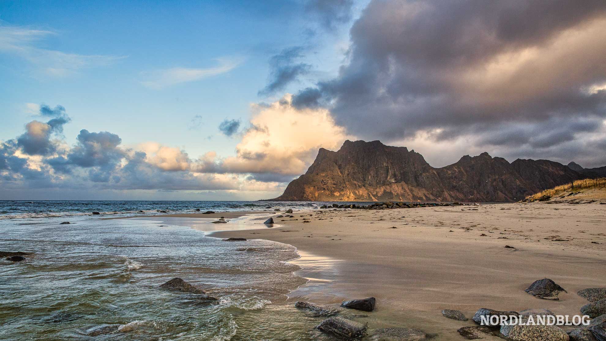 Strand Uttakleiv Beach Highlights und Fotospots auf den Lofoten (Nordlandblog)