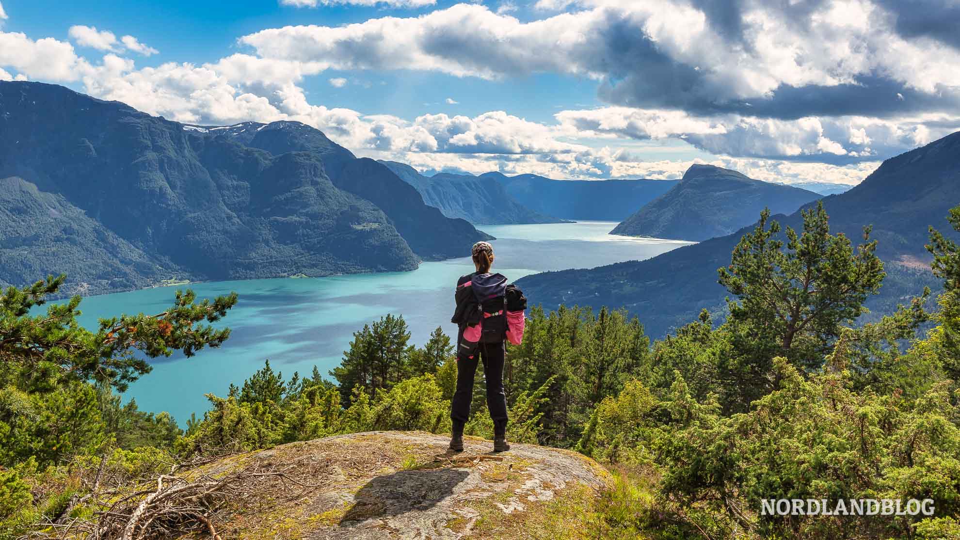 Wandern in Norwegen mit Blick über den Sognefjord