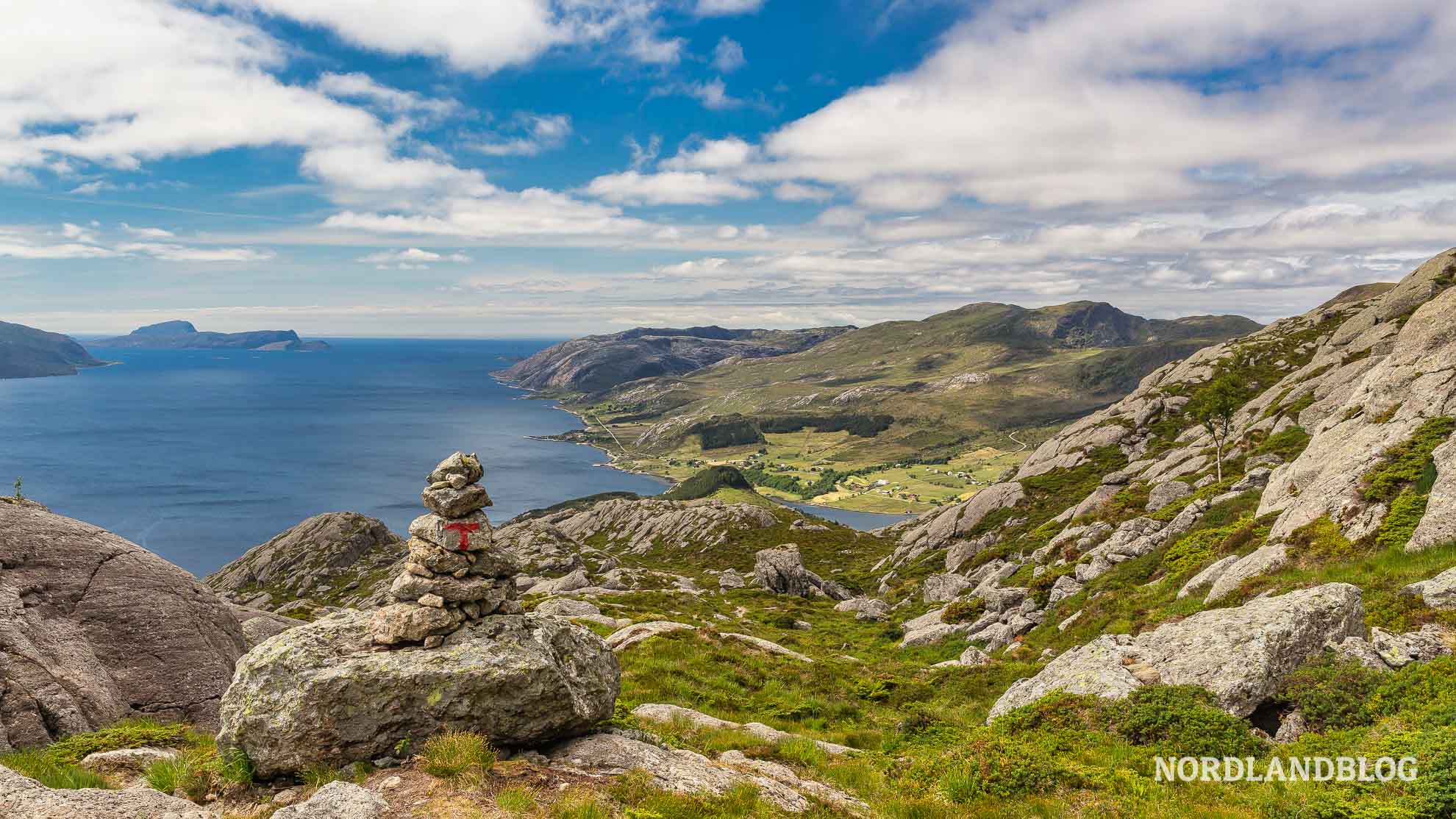 Wegmarkierung auf der Wanderung auf die Hochklippe Hornelen in Bremanger (Norwegen)