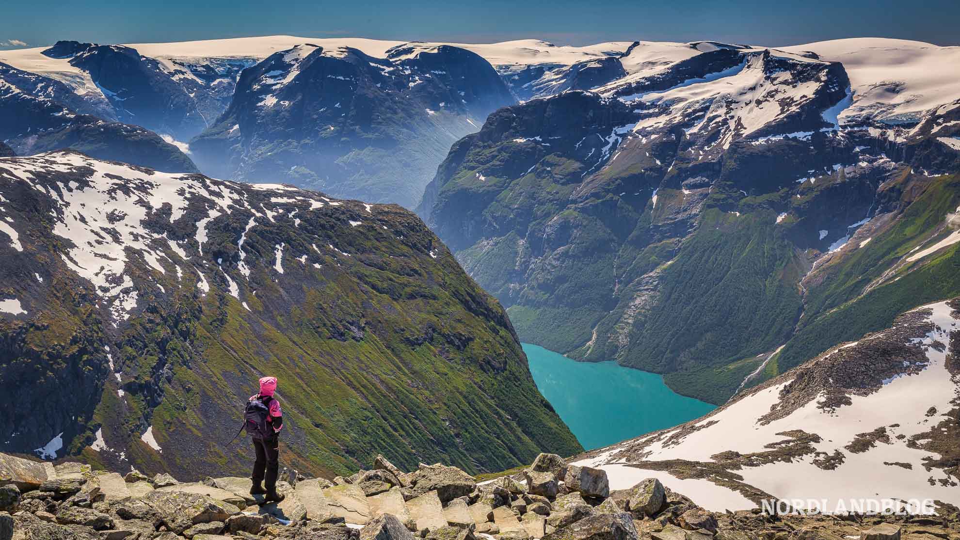 Eine Gipfelwanderung in Fjordnorwegen in Norwegen