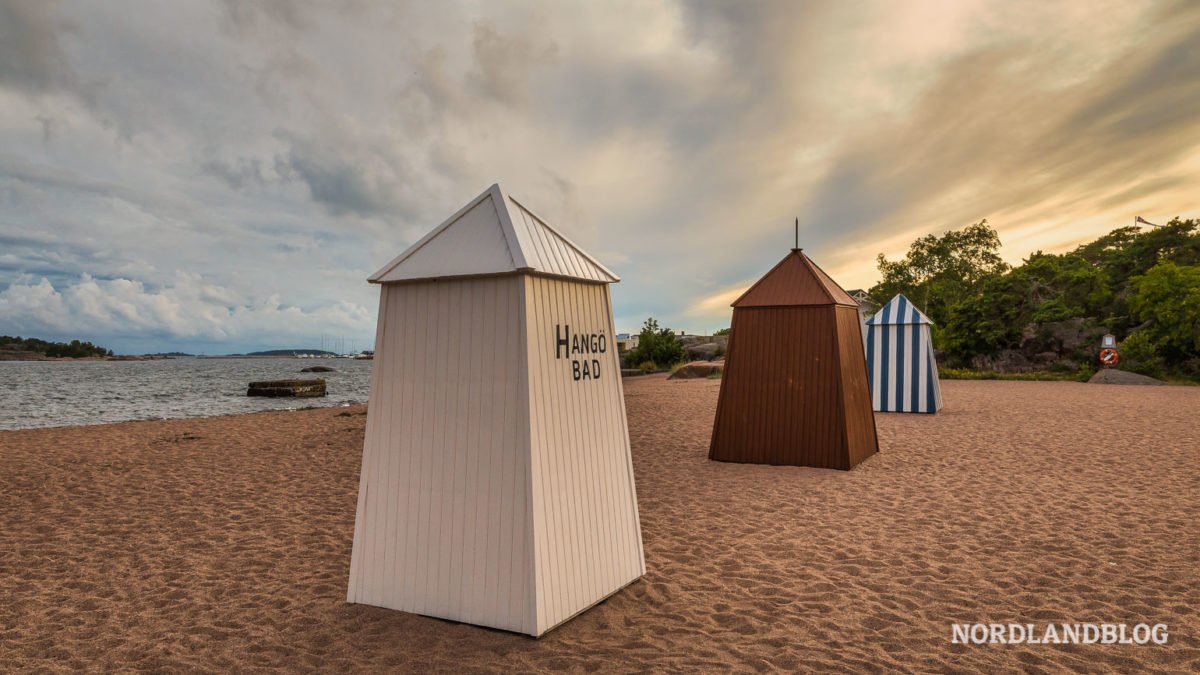 Die berühmten Badehäuschen an den Stränden von Hanko