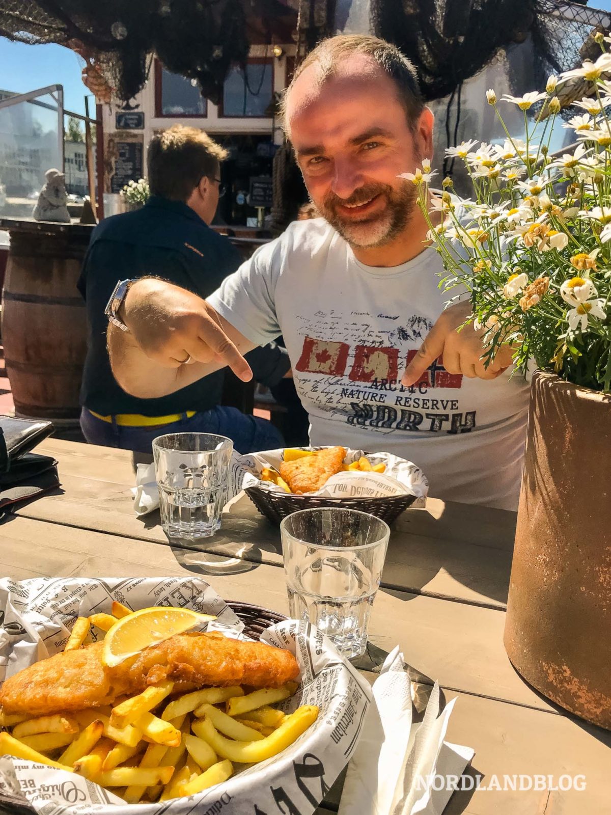 Fish-and-Chips-auf-dem-Imbiss-Schiff-Esposito-im-Hafen-von-Turku