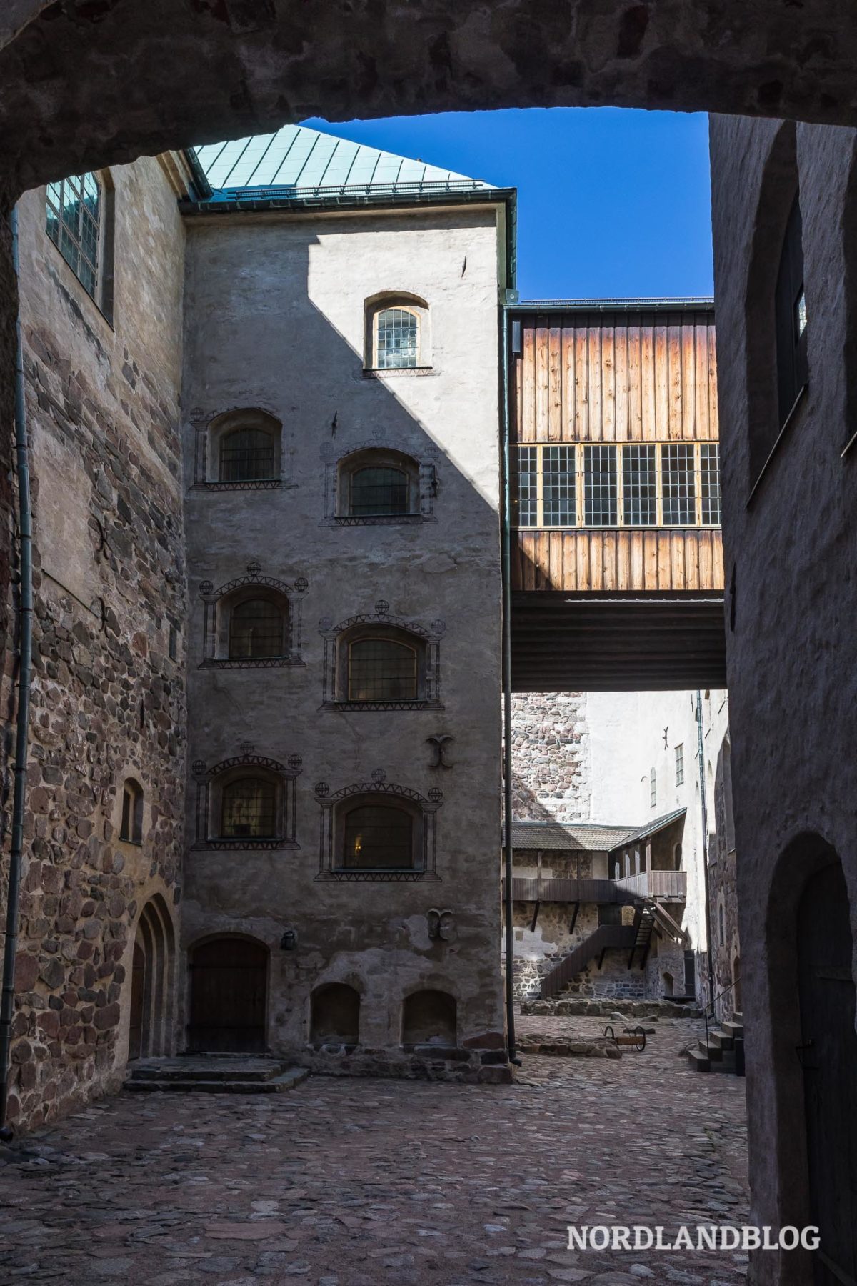 Im Innenhof der Burg von Turku (Turun linna, Åbo slott) in Südfinnland