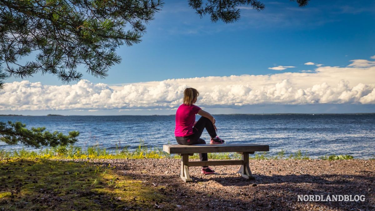 Pause am Ufer der Ostsee auf dem Tulliniemi Natural Path bei Hanko in Südfinnland