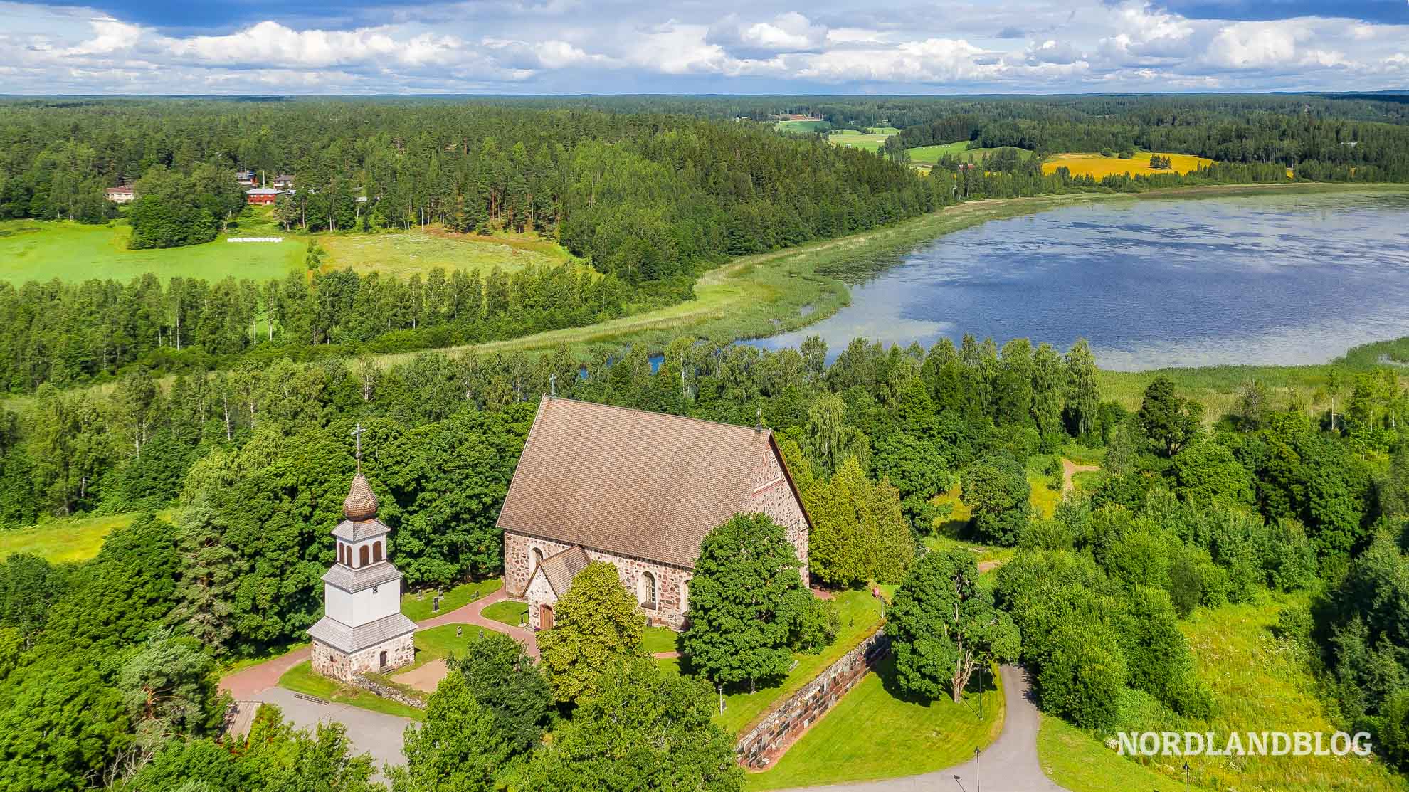 Sankta Katarinen Kirche in dem Dorf Karis