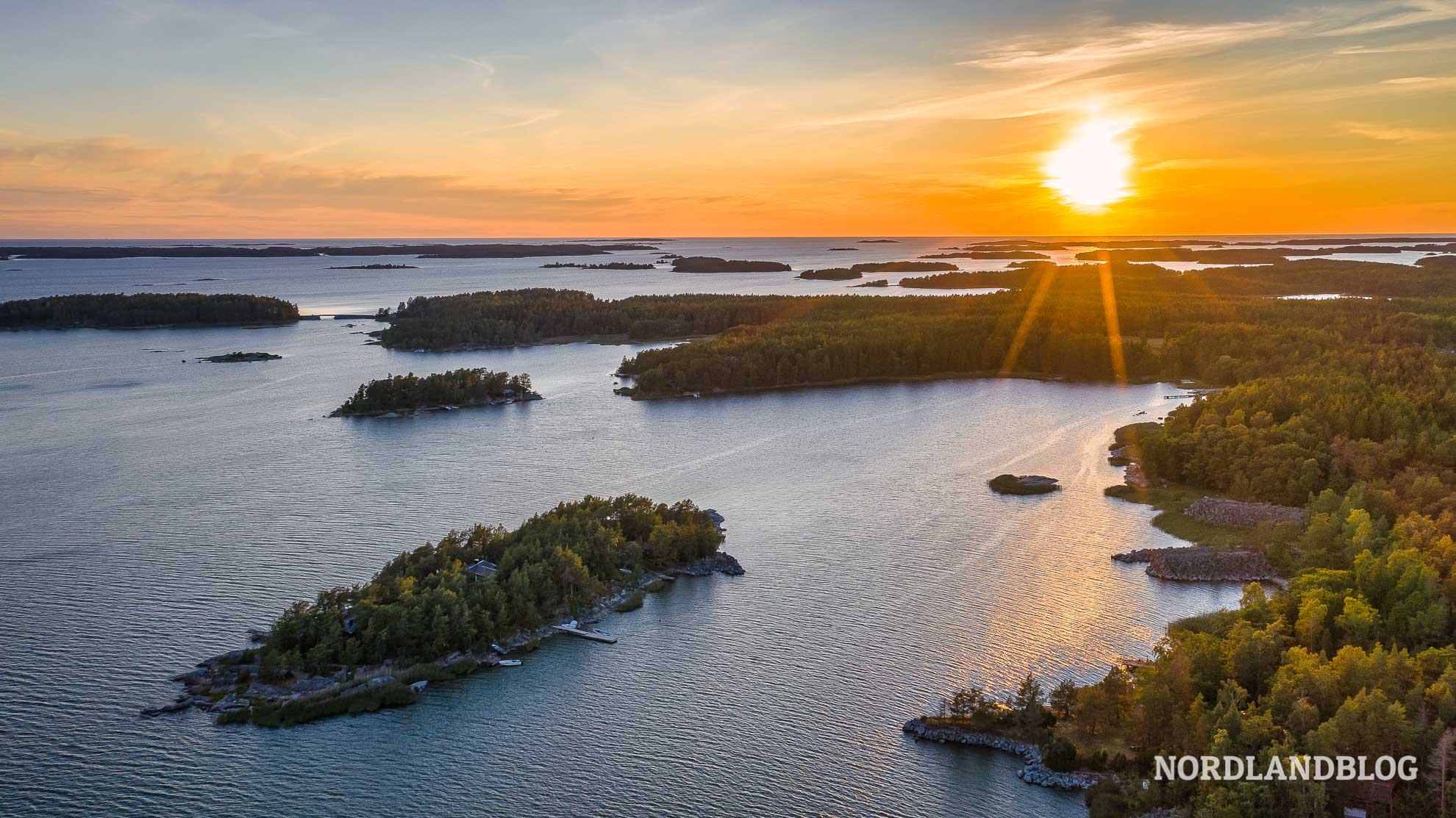 Sonnenuntergang über dem Schärengarten von Finnland