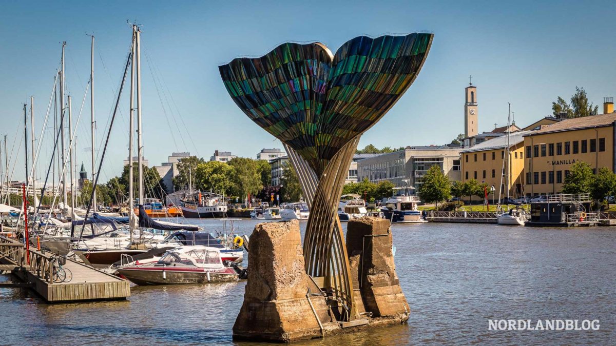 Walflosse im Hafen Finnlands ältester Stadt Turku