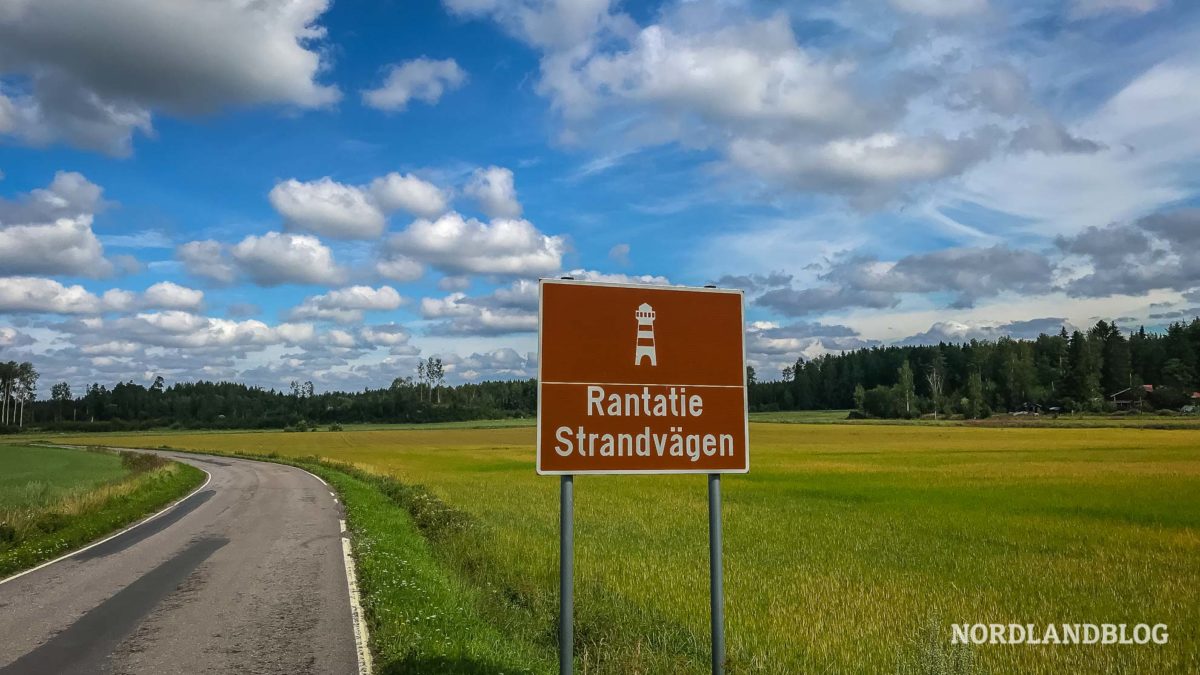 Rantatie-Strandvägen-die-Küstenstraße-an-der-Ostseeküste-in-Finnland