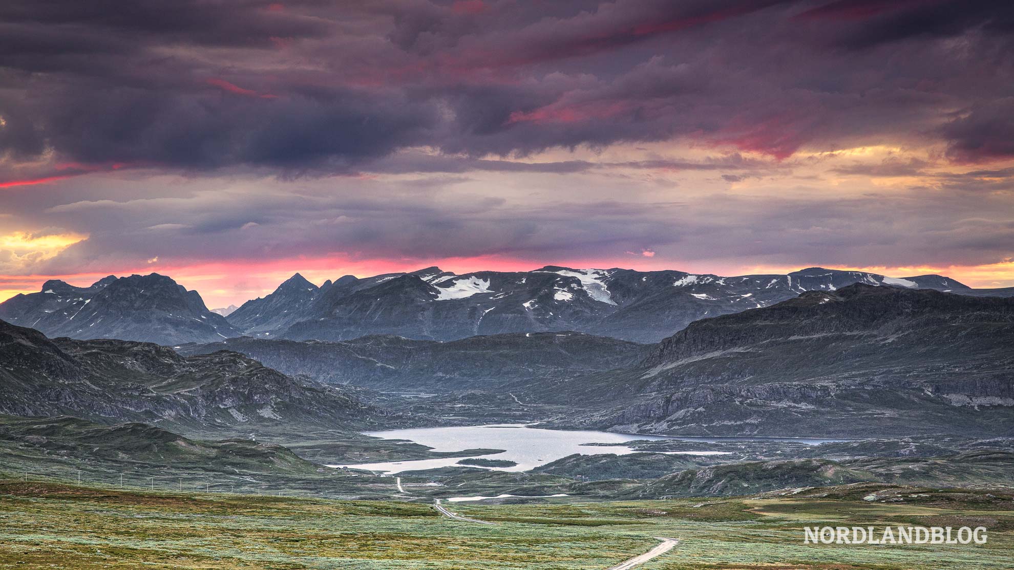 Sonnenuntergang über dem Jotunheimen Panoramastrasse Slettefjellvegen in Norwegen