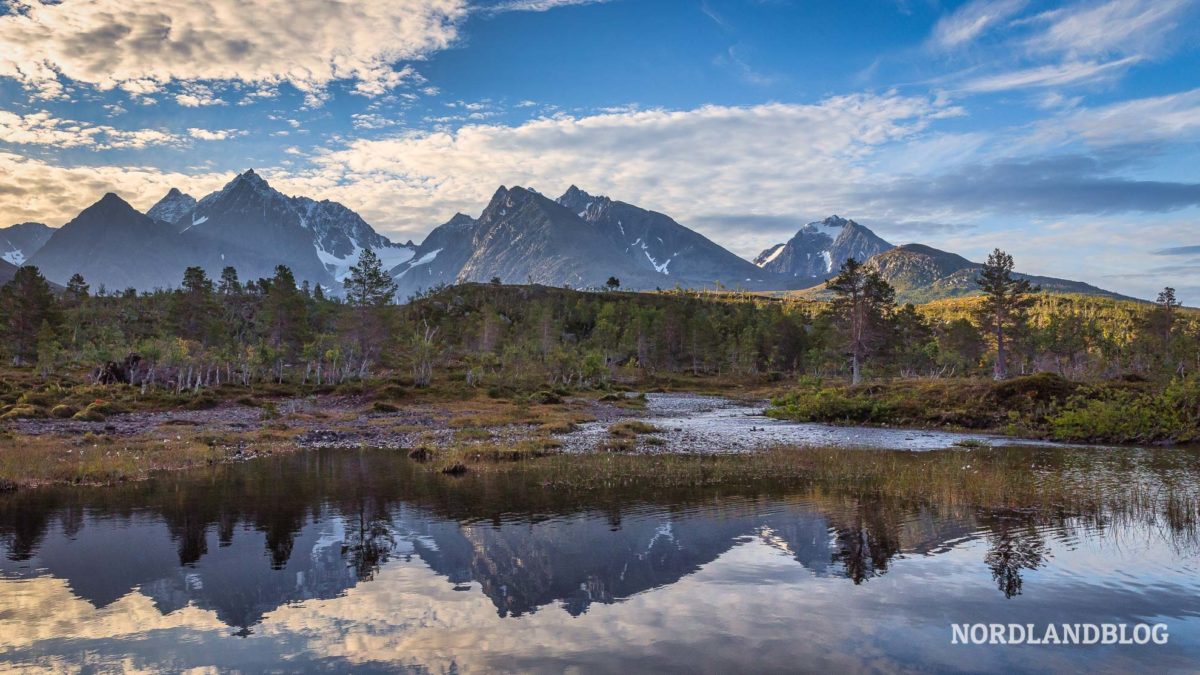 Blick auf die Berge am Blåisvatnet in den Lyngenalpen Nordnorwegen