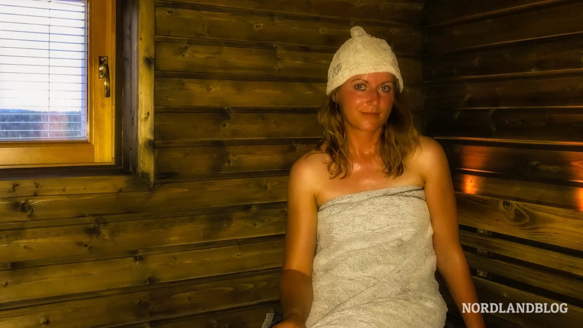 Conny schwitzt in der Sauna - Saunahof Pohjolan Pirtti & Kievari - Kuusamo, Finnland