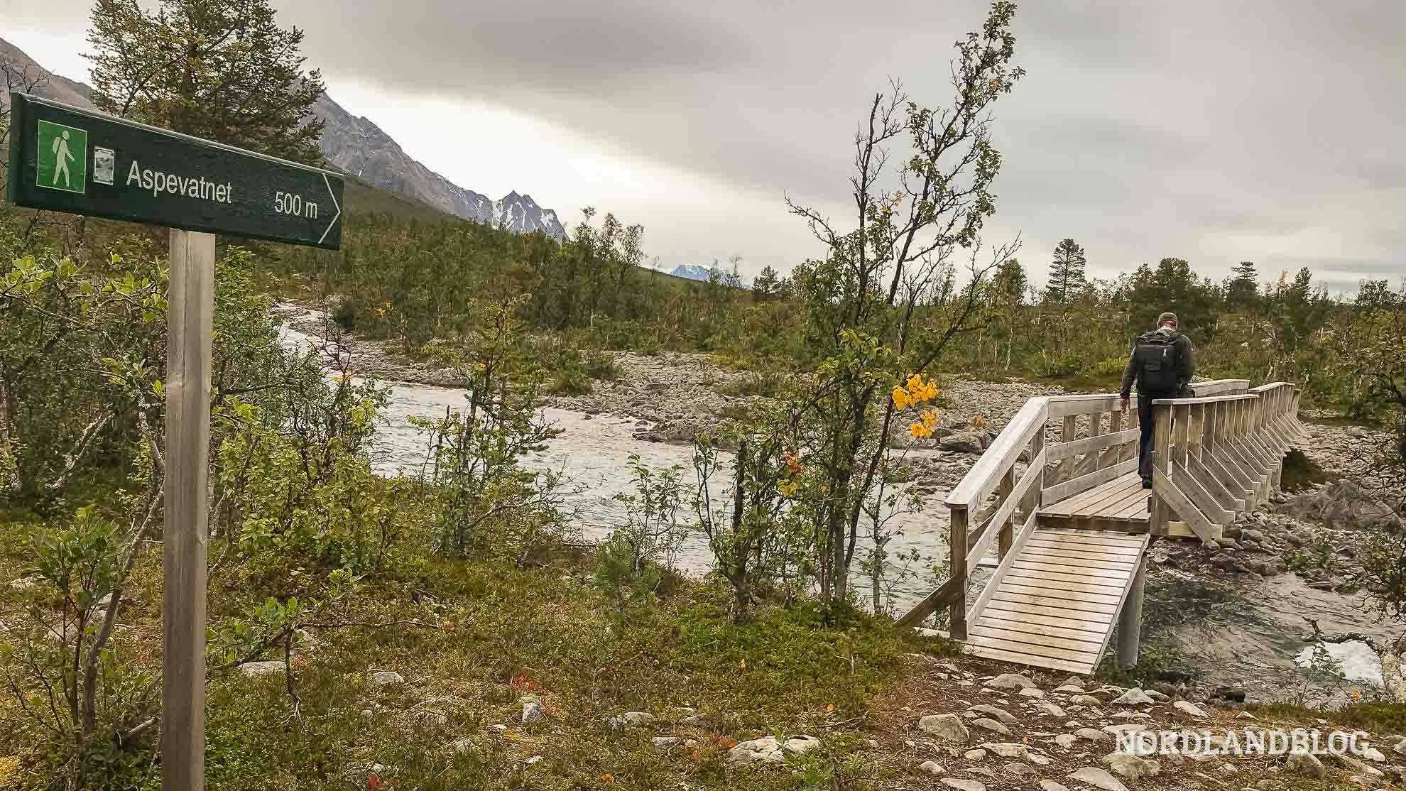 Wandern zum See Blåisvatnet in den Lyngenalpen Nordnorwegen