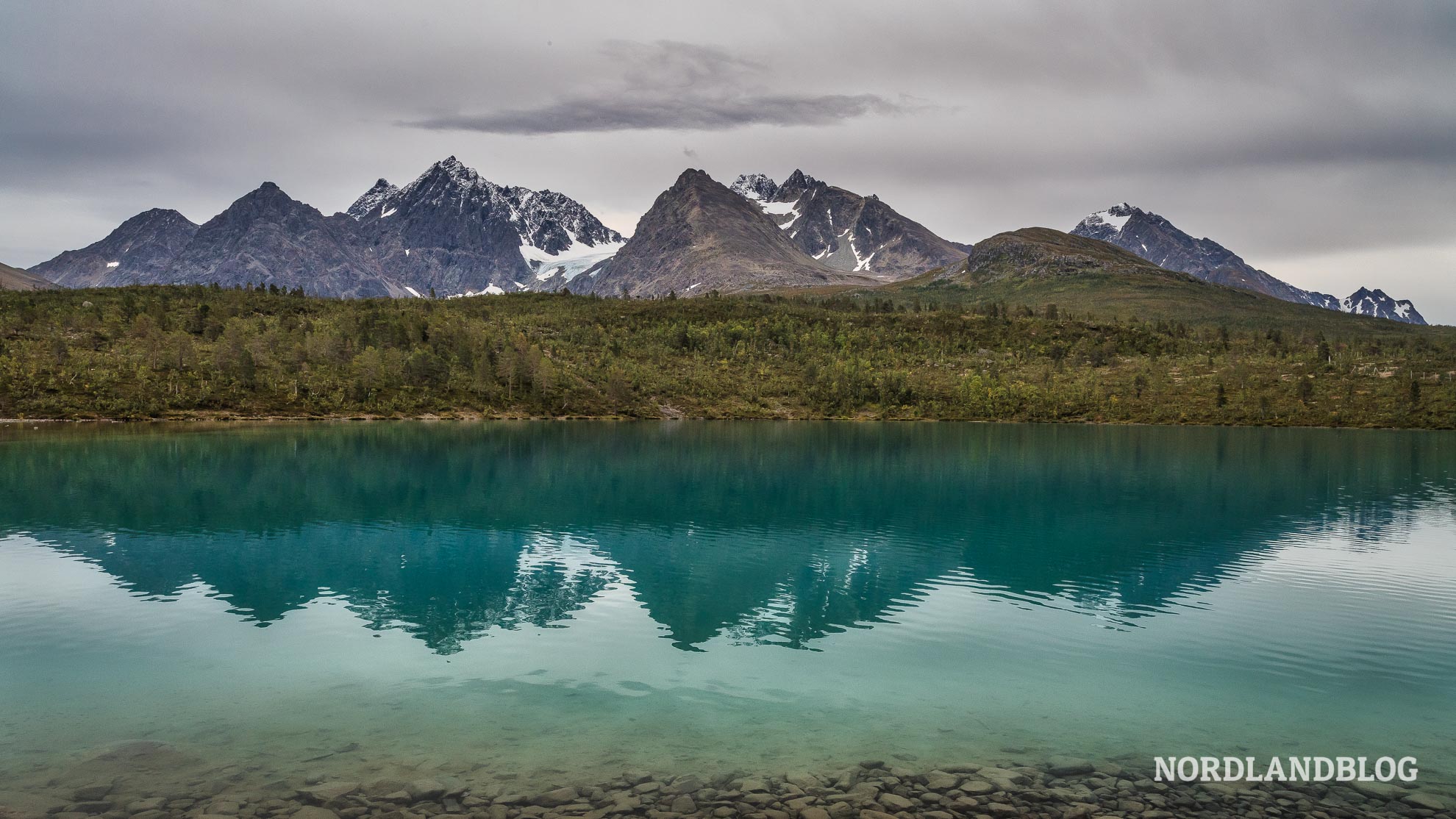 Der Bergsee Aspevatnet in den Lyngen Alpen auf der Wanderung zum Blåisvatnet