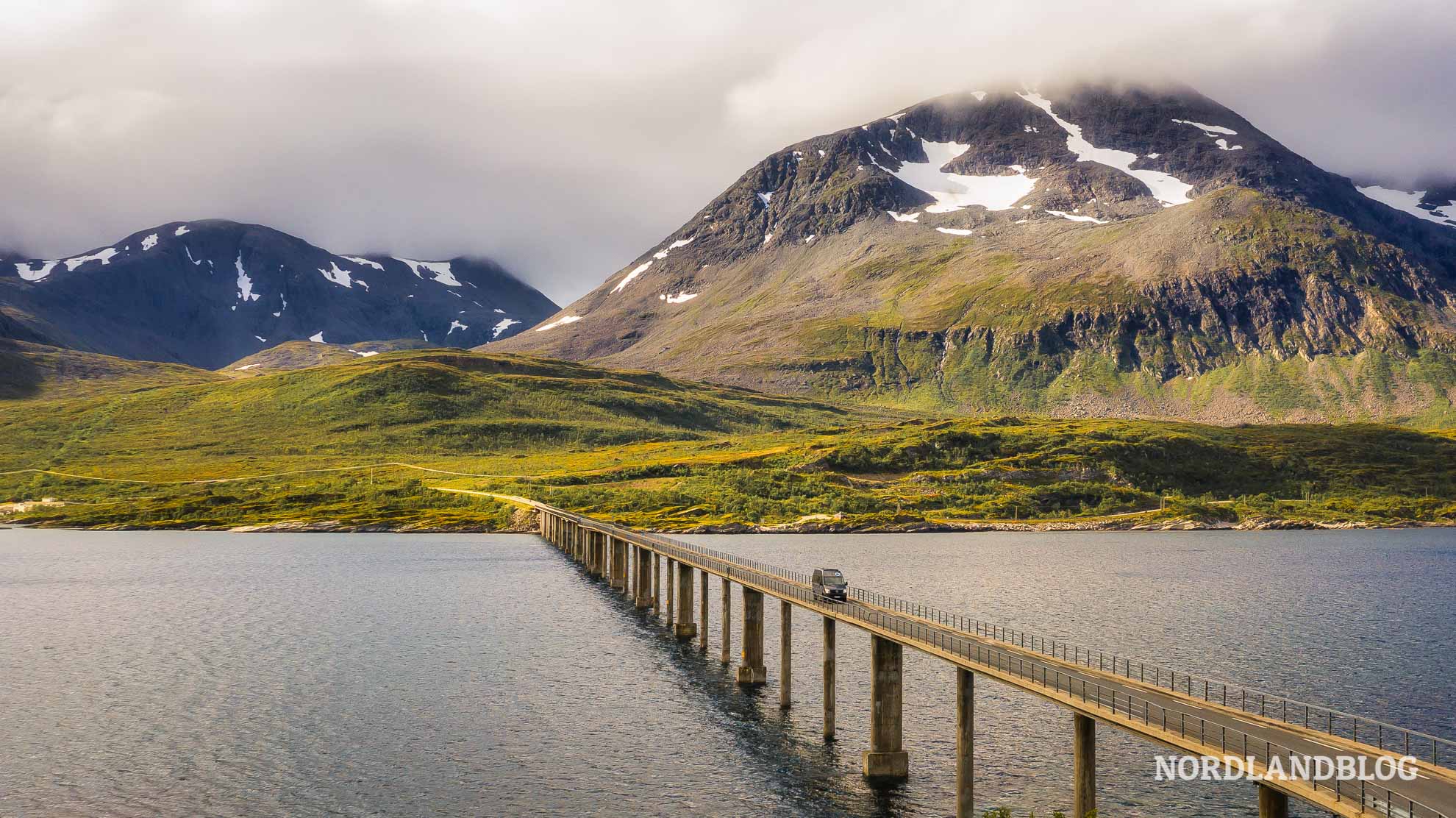 Kastenwagen Van auf der Bruecke nach Skjervøy (Nordnorwegen)