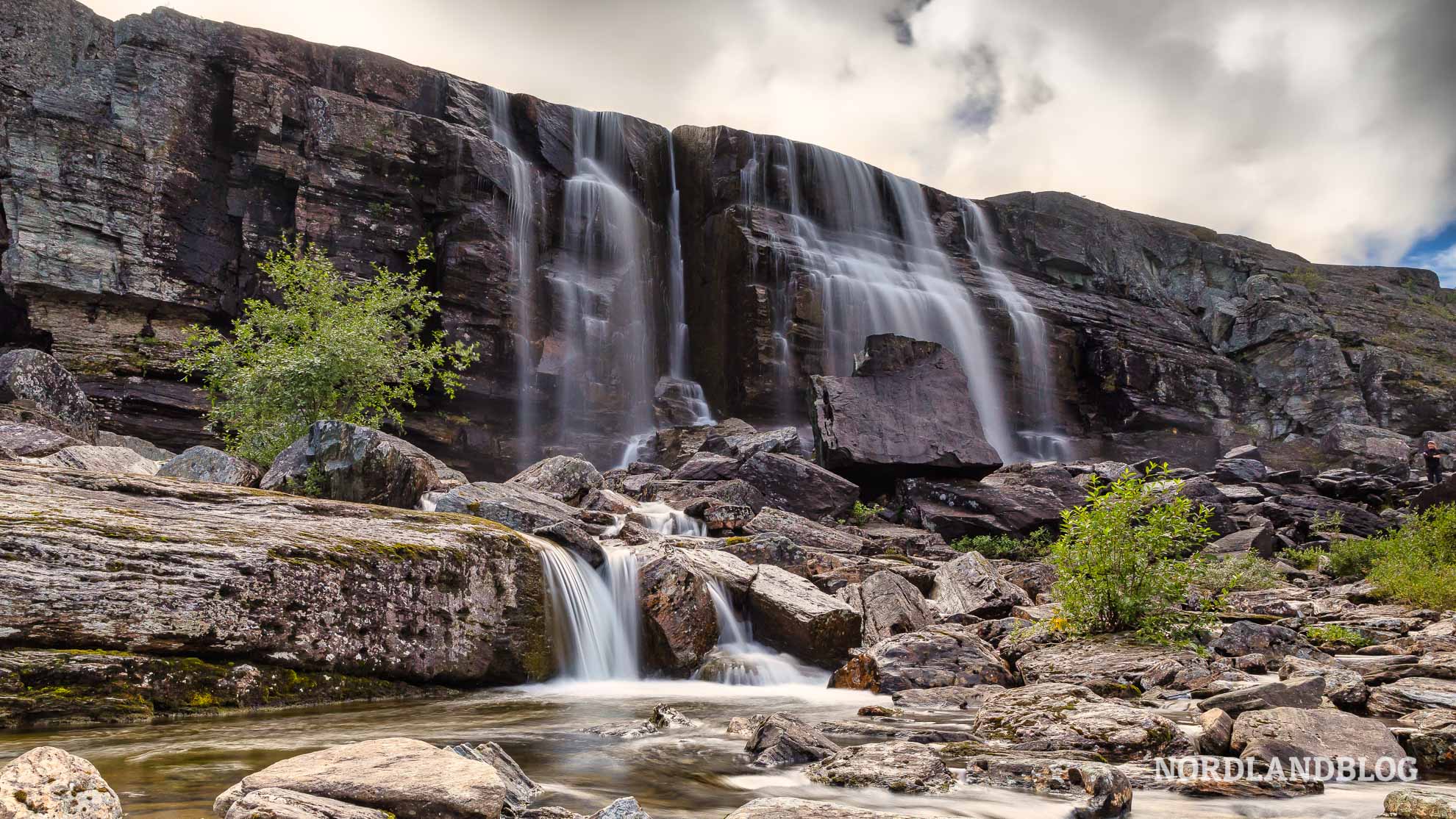 Orvvos Wasserfall in der Region Alta (Finnmark - Nordnorwegen)