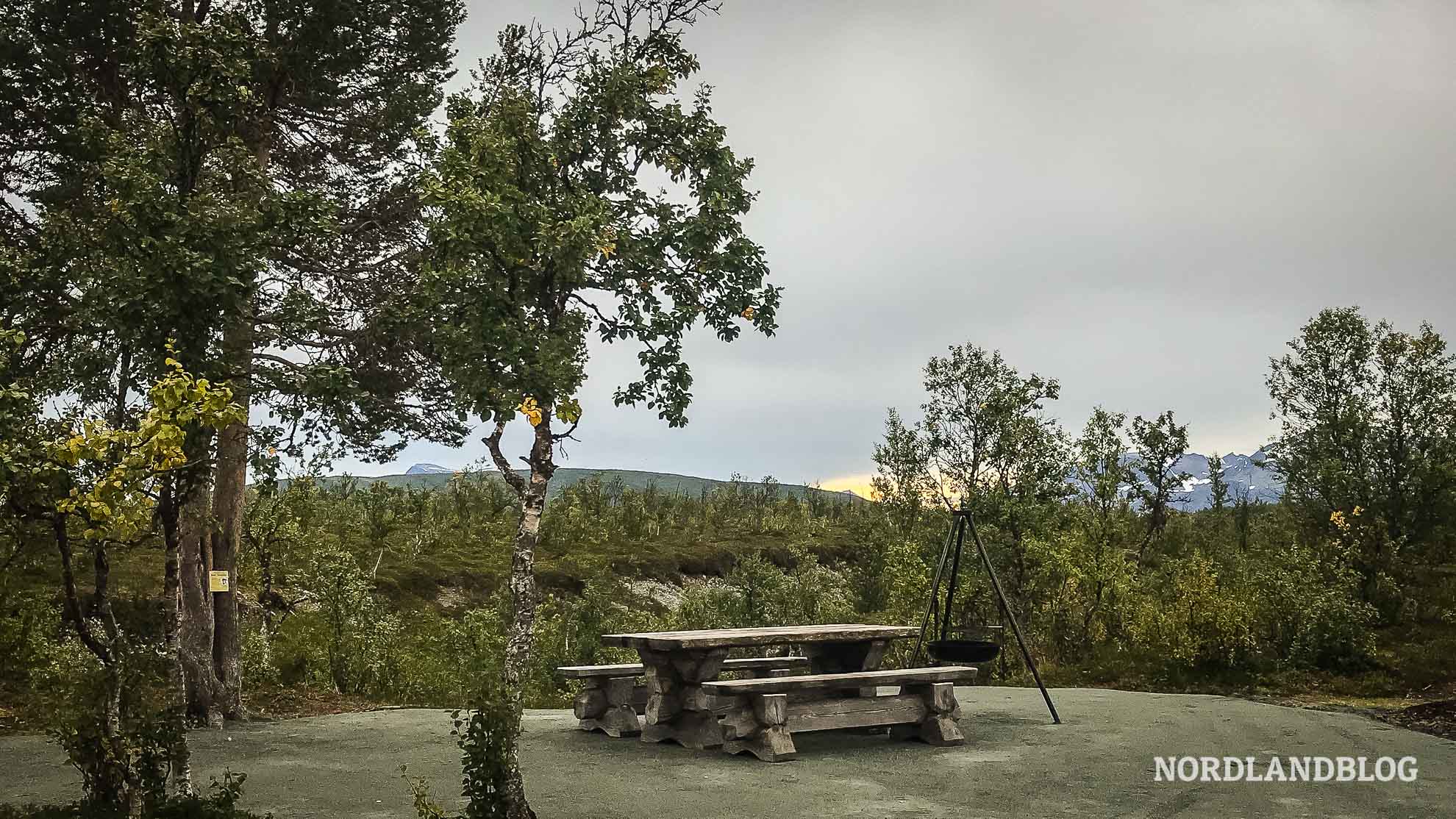 Picknickbank auf dem Weg zum Blåisvatnet in den Lyngenalpen, Nordnorwegen