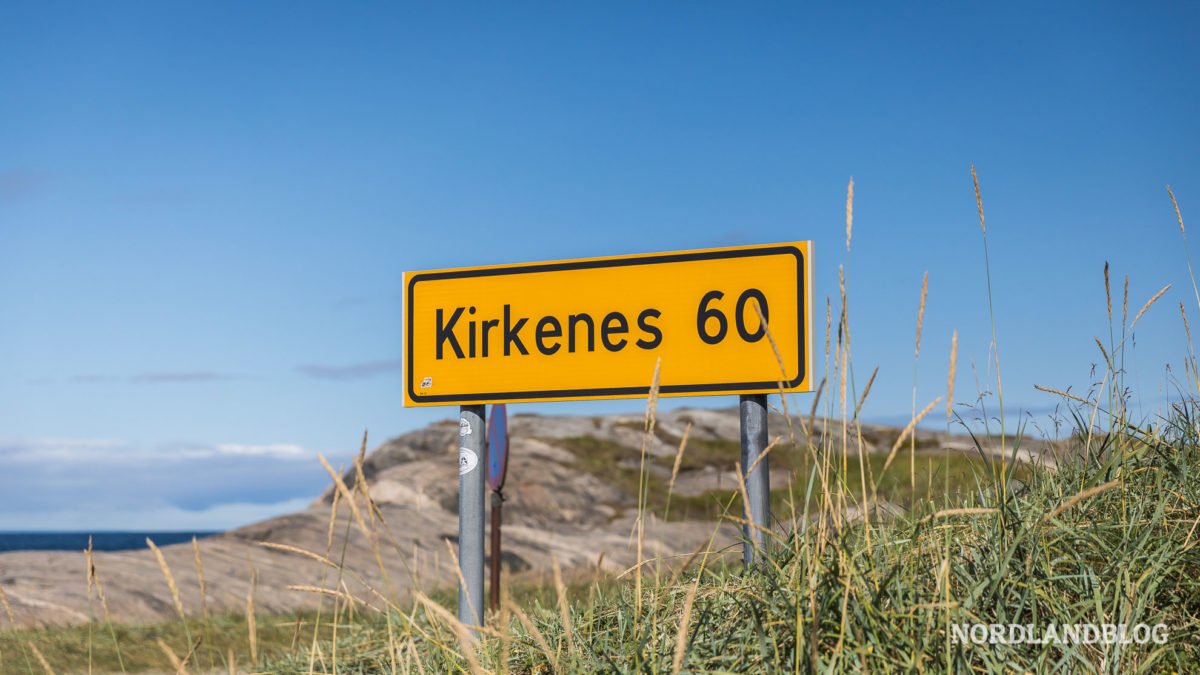 Schild Kirkenes in Grense Jakobselv Nordnorwegen