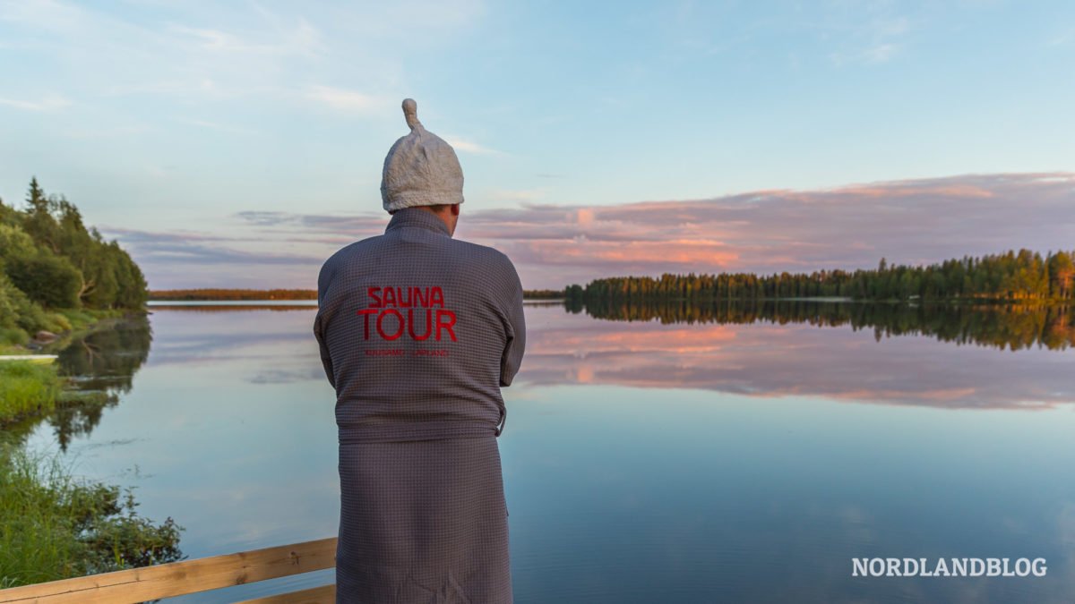 Sirko genießt die Stille über dem See - Saunahof Pohjolan Pirtti & Kievari - Kuusamo, Finnland