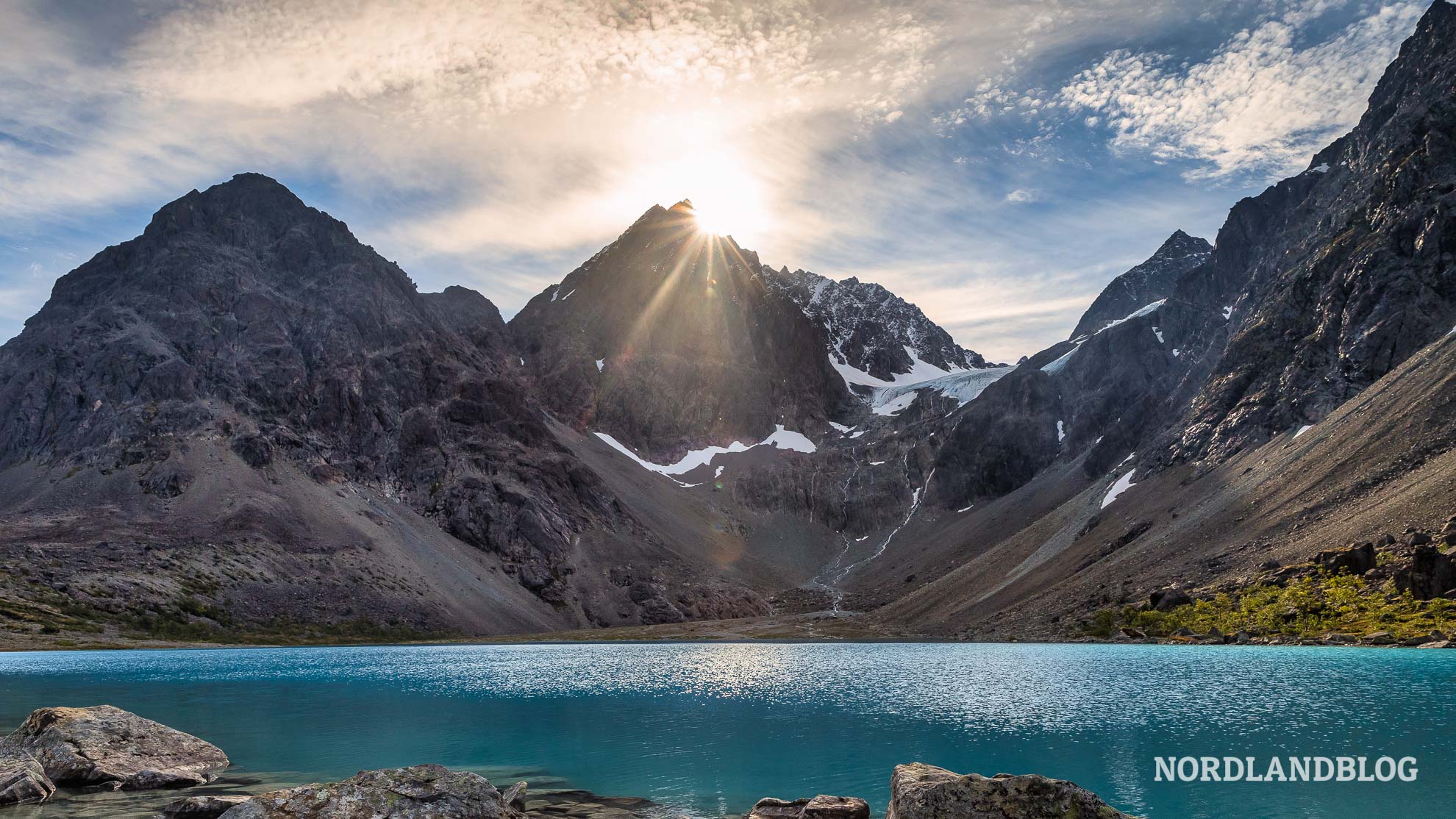 Sonnenaufgang am See Blåisvatnet in den Lyngenalpen Nordnorwegen