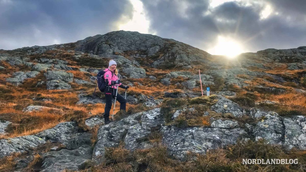 Aufstieg auf der Wanderung zur Schutzhütte Dosabu in Fjordnorwegen Bremanger